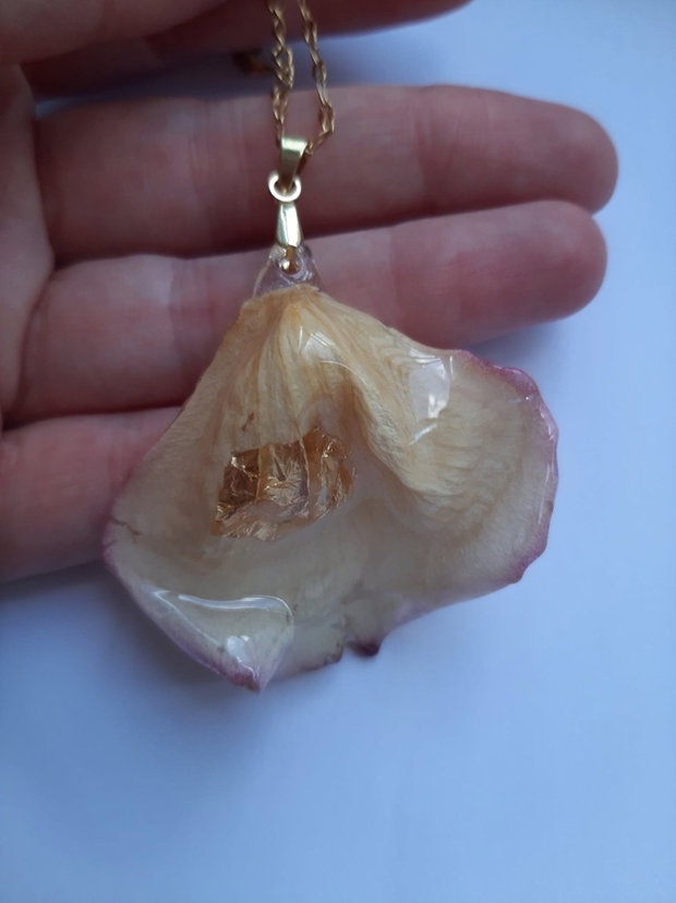Colier handmade cu petală naturală de trandafir galben 3D