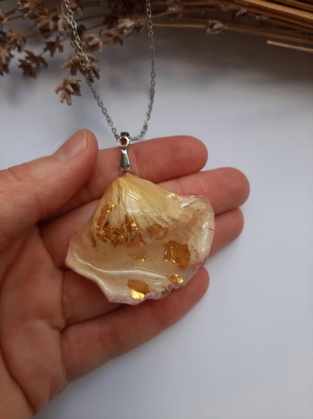 Colier handmade cu petală naturală de trandafir galben 3D