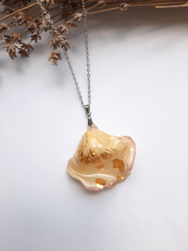 Colier handmade cu petală naturală de trandafir galben 3D