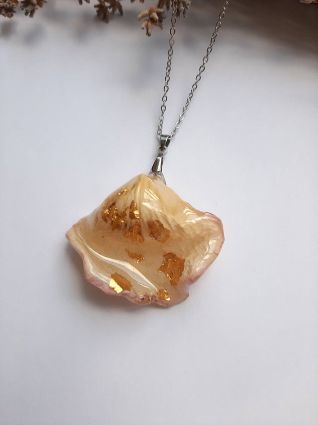 Colier handmade cu petală naturală de trandafir galben 3D