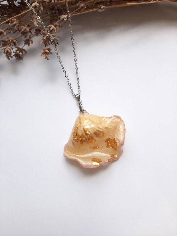 Colier handmade cu petală naturală de trandafir galben 3D