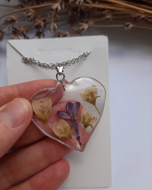 Colier handmade cu flori naturale în rășină epoxidică