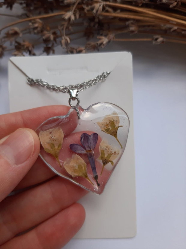 Colier handmade cu flori naturale în rășină epoxidică