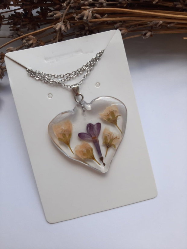 Colier handmade cu flori naturale în rășină epoxidică