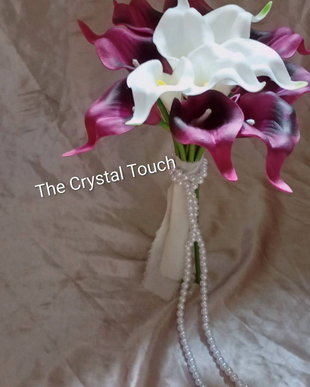 Buchet de mireasă cu cale albe și bordo, decorat cu perle  buchet handmade personalizat
