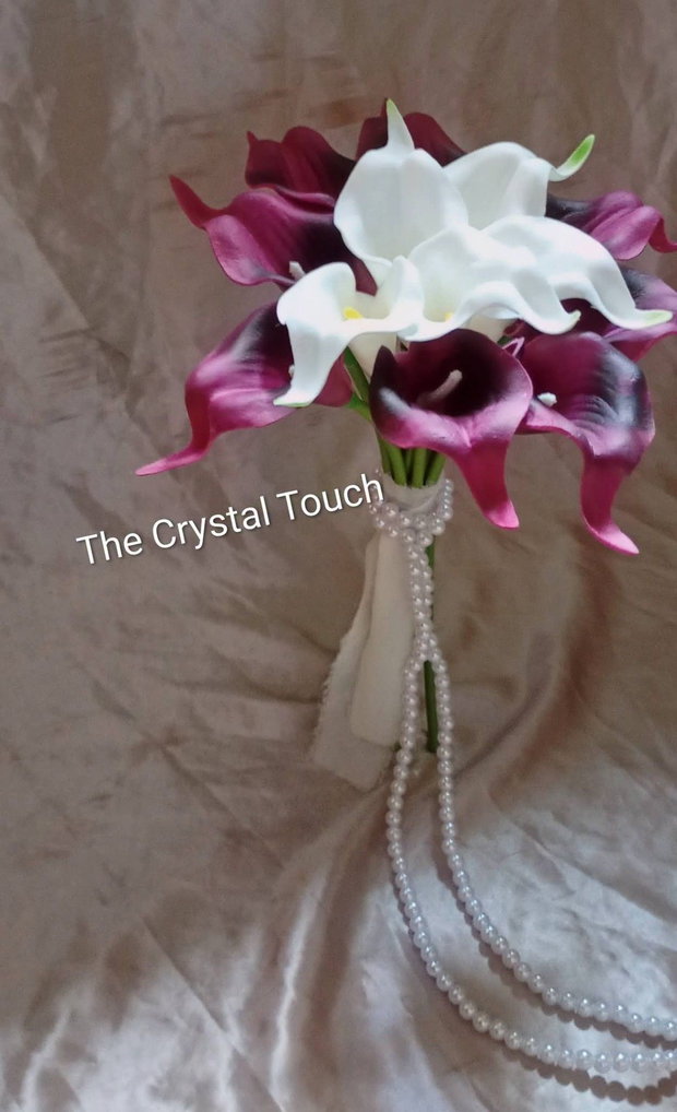 Buchet de mireasă cu cale albe și bordo, decorat cu perle buchet handmade personalizat