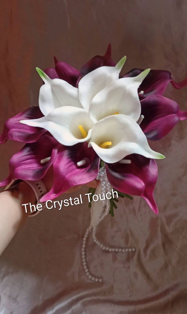 Buchet de mireasă cu cale albe și bordo, decorat cu perle buchet handmade personalizat