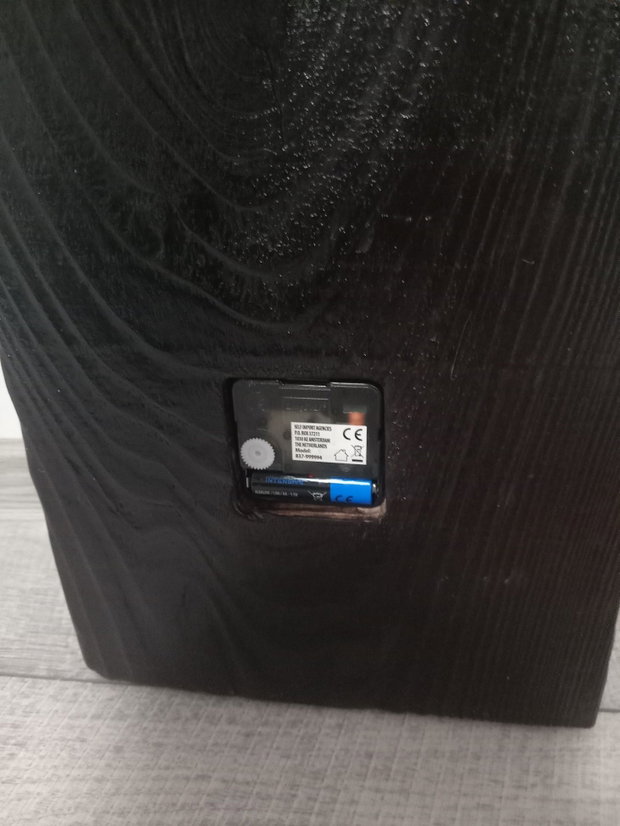 Ceas de perete handmade din lemn ars și periat