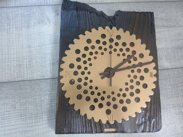 Ceas de perete handmade din lemn ars și periat