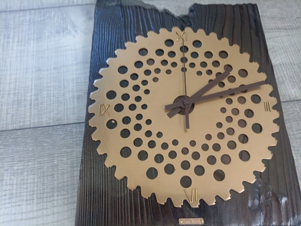 Ceas de perete handmade din lemn ars și periat