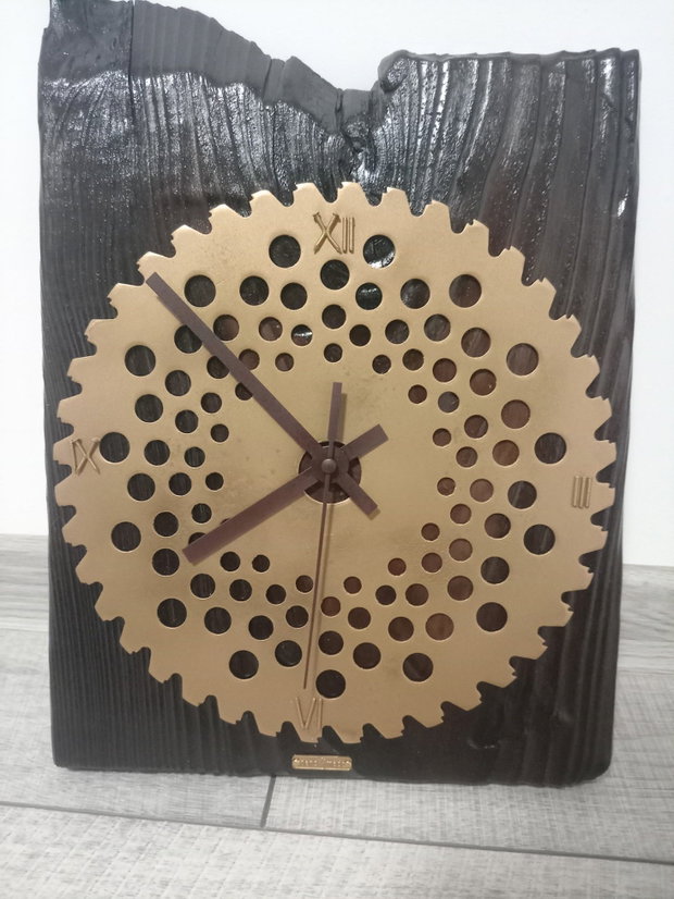 Ceas de perete handmade din lemn ars și periat