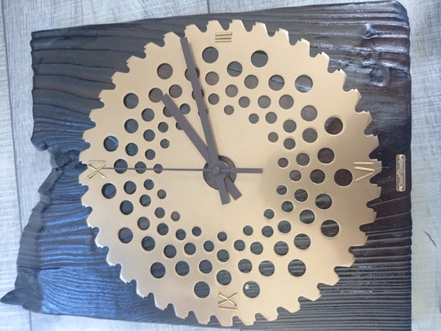 Ceas de perete handmade din lemn ars și periat
