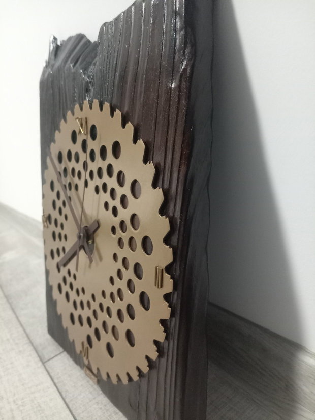 Ceas de perete handmade din lemn ars și periat