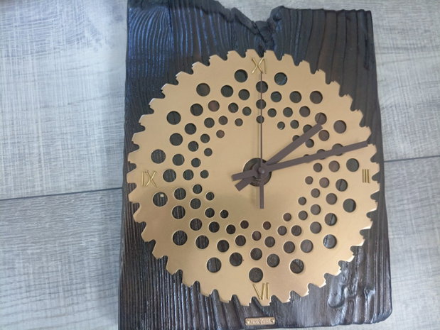 Ceas de perete handmade din lemn ars și periat