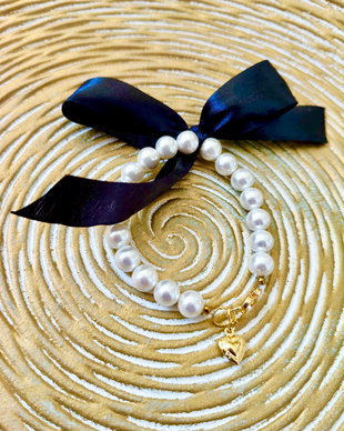 Bratara perle de Mallorca albe & funda satin negru