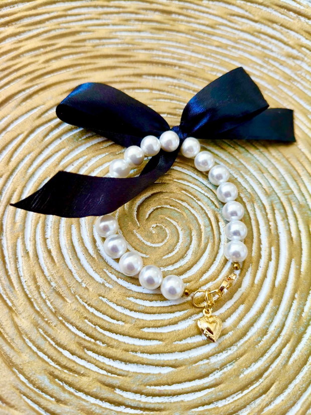 Bratara perle de Mallorca albe & funda satin negru