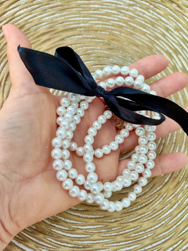 Colier lung / dublu perle de Mallorca albe & funda satin negru