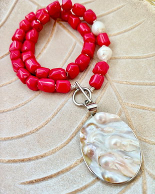 Colier coral rosu, perle baroc albe & pandantiv sidef natural