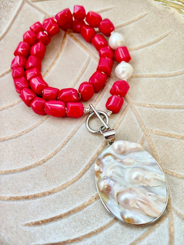 Colier coral rosu, perle baroc albe & pandantiv sidef natural