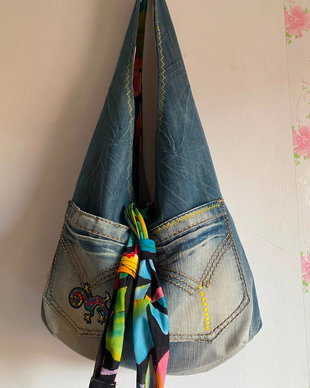 Geantă Hobo din Denim Upcycled cu Căptușeală Vibrantă și Broderie Șopârlă