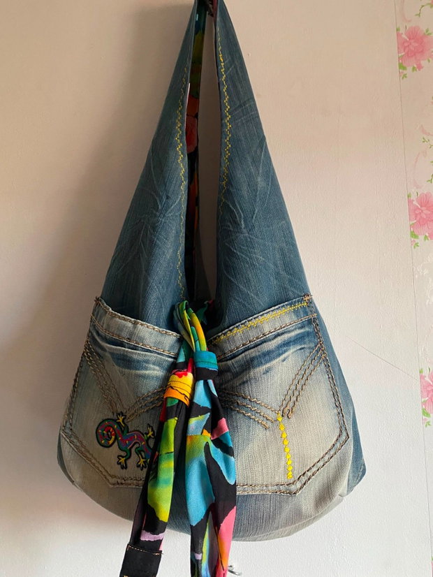 Geantă Hobo din Denim Upcycled cu Căptușeală Vibrantă și Broderie Șopârlă