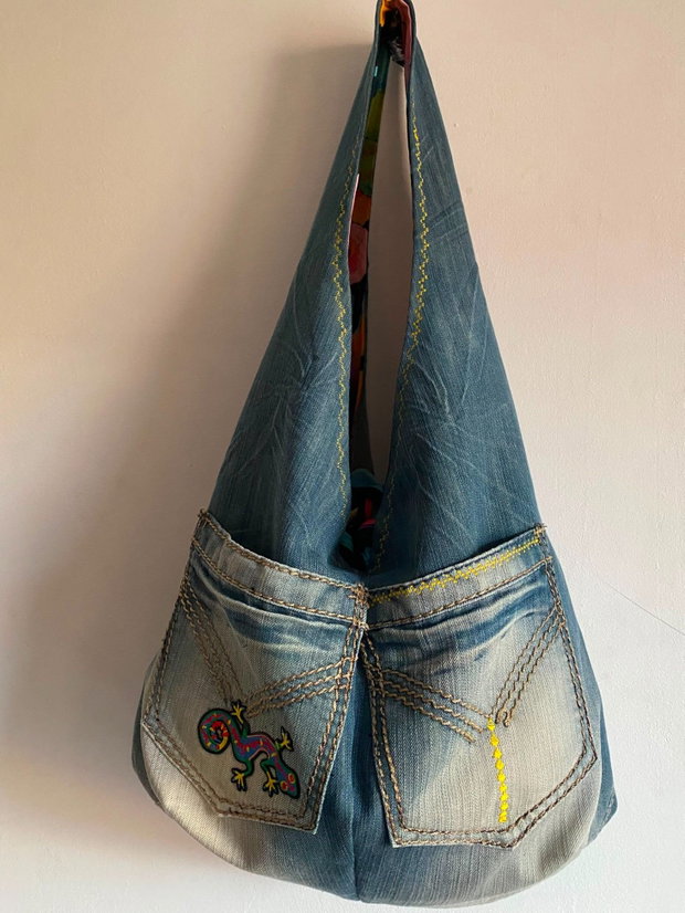 Geantă Hobo din Denim Upcycled cu Căptușeală Vibrantă și Broderie Șopârlă