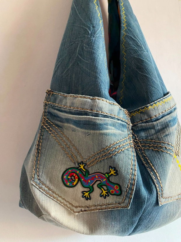 Geantă Hobo din Denim Upcycled cu Căptușeală Vibrantă și Broderie Șopârlă