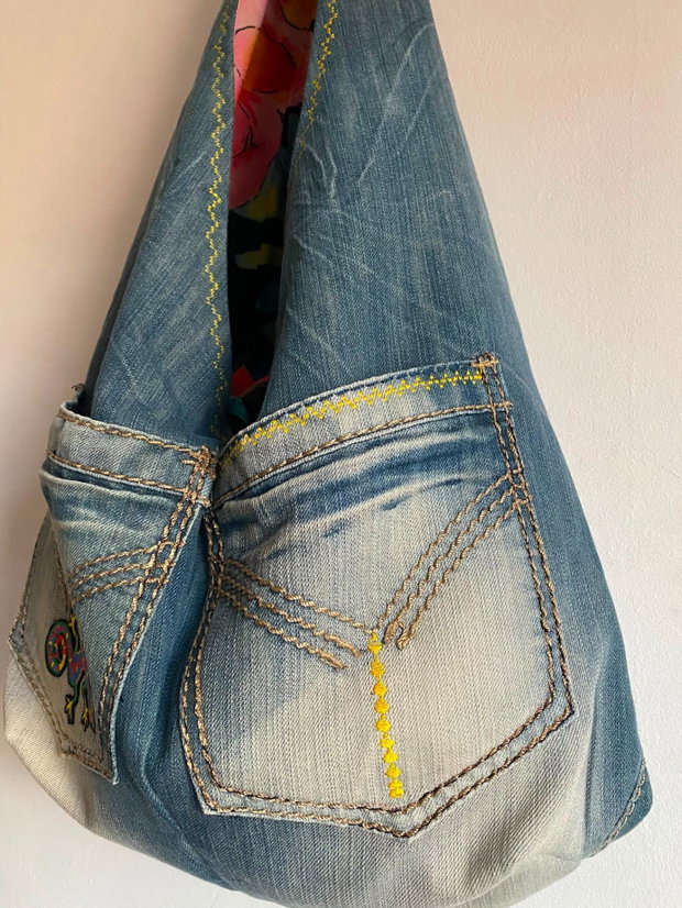 Geantă Hobo din Denim Upcycled cu Căptușeală Vibrantă și Broderie Șopârlă
