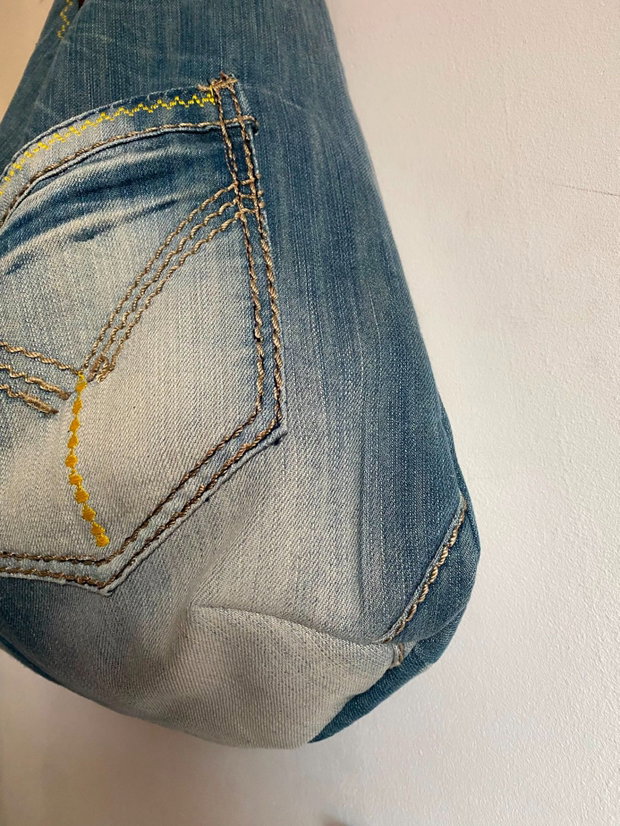 Geantă Hobo din Denim Upcycled cu Căptușeală Vibrantă și Broderie Șopârlă