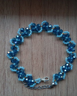Brățară handmade Blue Sky cu cristale albastre, mărgele Toho și accente aurii