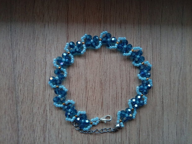 Brățară handmade Blue Sky cu cristale albastre, mărgele Toho și accente aurii