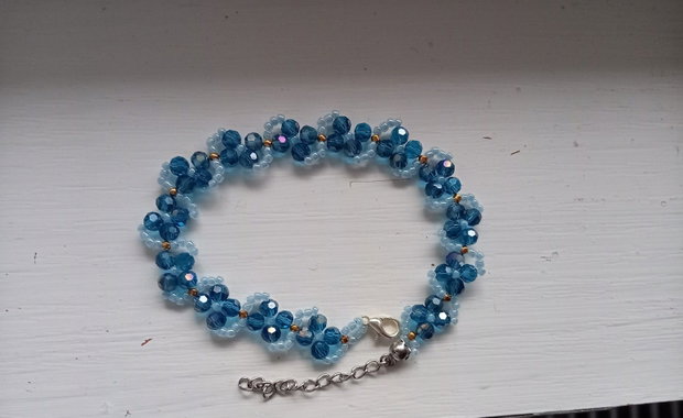 Brățară handmade Blue Sky cu cristale albastre, mărgele Toho și accente aurii