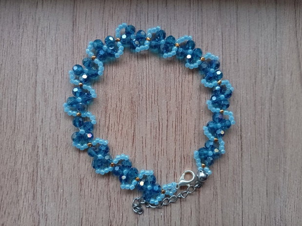 Brățară handmade Blue Sky cu cristale albastre, mărgele Toho și accente aurii