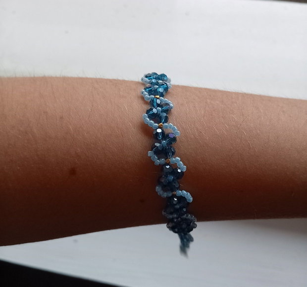 Brățară handmade Blue Sky cu cristale albastre, mărgele Toho și accente aurii