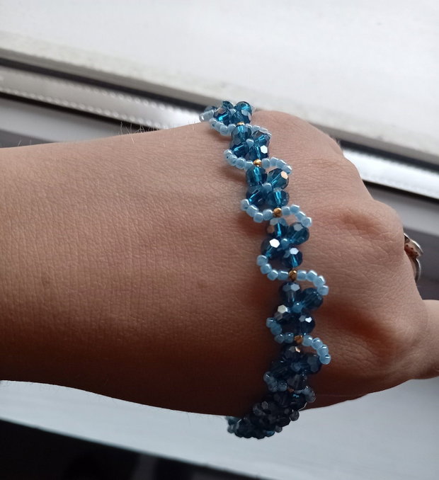Brățară handmade Blue Sky cu cristale albastre, mărgele Toho și accente aurii