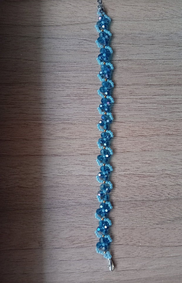 Brățară handmade Blue Sky cu cristale albastre, mărgele Toho și accente aurii
