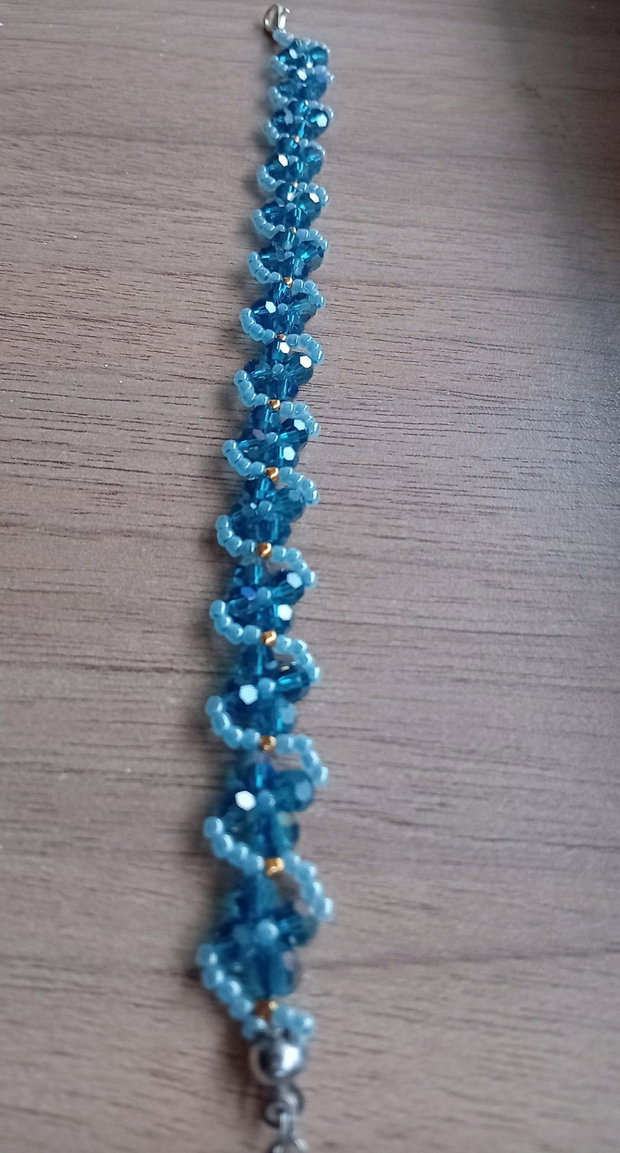 Brățară handmade Blue Sky cu cristale albastre, mărgele Toho și accente aurii