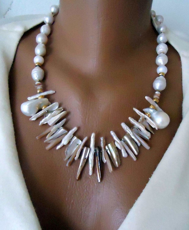 Unforgotten / Ramas in amintire - colier cu perle baroc mari si f mari, imbinate organic cu perle biwa si accesorii aurite
