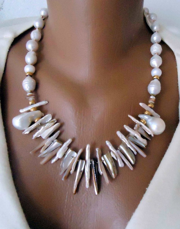 Unforgotten / Ramas in amintire - colier cu perle baroc mari si f mari, imbinate organic cu perle biwa si accesorii aurite