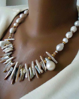 Unforgotten / Ramas in amintire - colier cu perle baroc mari si f mari, imbinate organic cu perle biwa si accesorii aurite