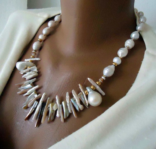 Unforgotten / Ramas in amintire - colier cu perle baroc mari si f mari, imbinate organic cu perle biwa si accesorii aurite