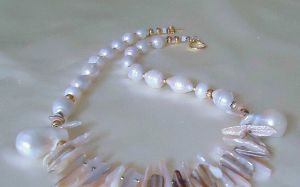 Unforgotten / Ramas in amintire - colier cu perle baroc mari si f mari, imbinate organic cu perle biwa si accesorii aurite
