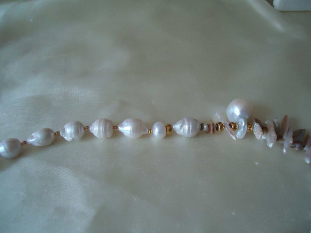 Unforgotten / Ramas in amintire - colier cu perle baroc mari si f mari, imbinate organic cu perle biwa si accesorii aurite
