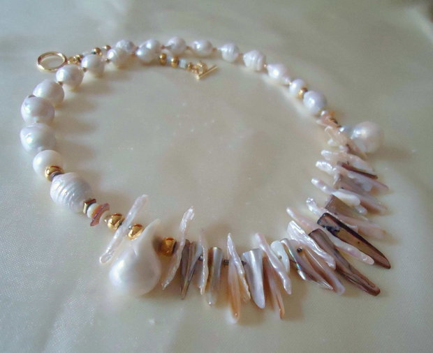 Unforgotten / Ramas in amintire - colier cu perle baroc mari si f mari, imbinate organic cu perle biwa si accesorii aurite