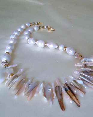 Unforgotten / Ramas in amintire - colier cu perle baroc mari si f mari, imbinate organic cu perle biwa si accesorii aurite.