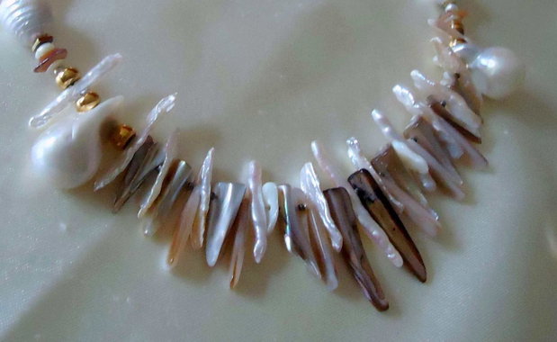 Unforgotten / Ramas in amintire - colier cu perle baroc mari si f mari, imbinate organic cu perle biwa si accesorii aurite