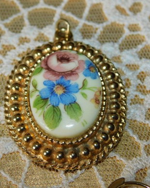 Pandant  vintage   Franta, pictura portelan manual ,cadou  cercei noi cristale  multicolore