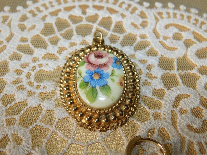 Pandant  vintage   Franta, pictura portelan manual ,cadou  cercei noi cristale  multicolore