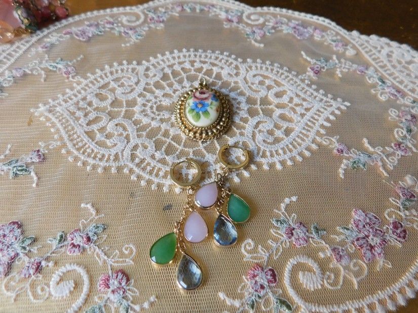 Pandant  vintage   Franta, pictura portelan manual ,cadou  cercei noi cristale  multicolore