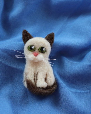 Brosa/ornament din lana `Printesa`